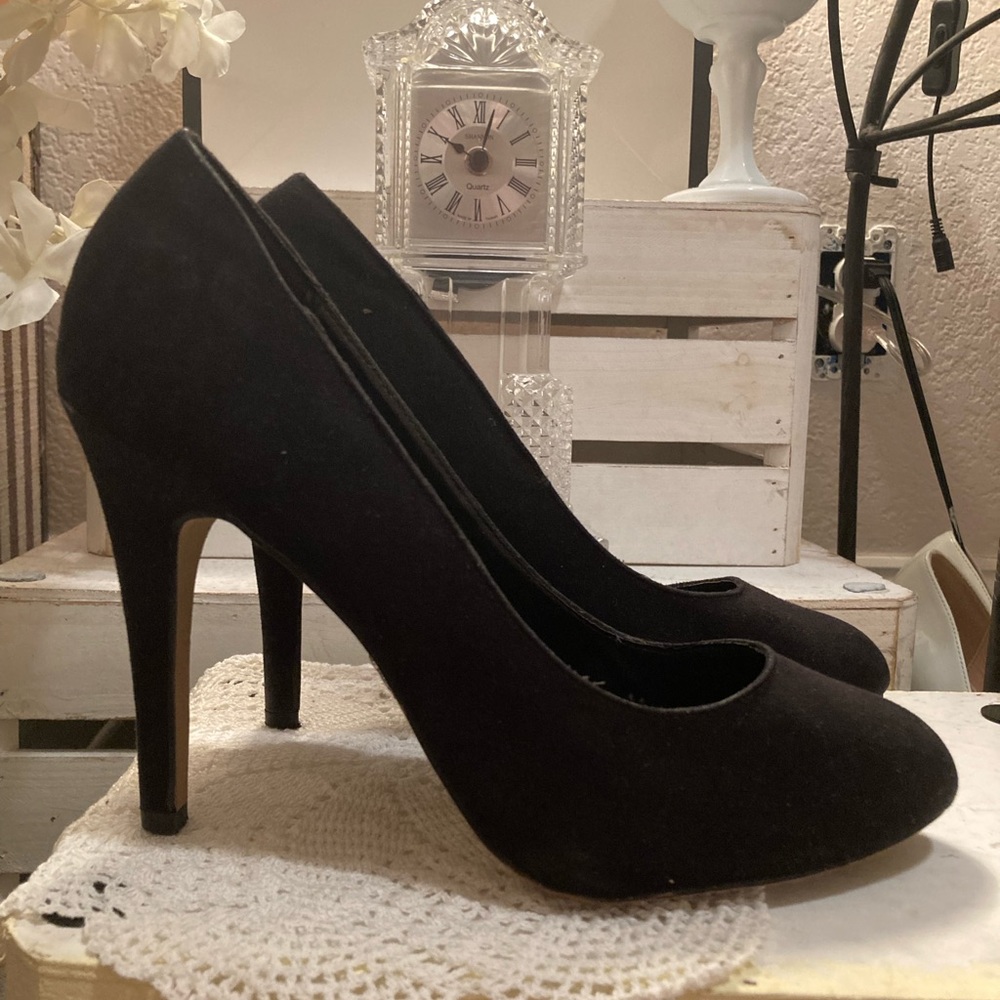 Pumps 5 in black suede heels